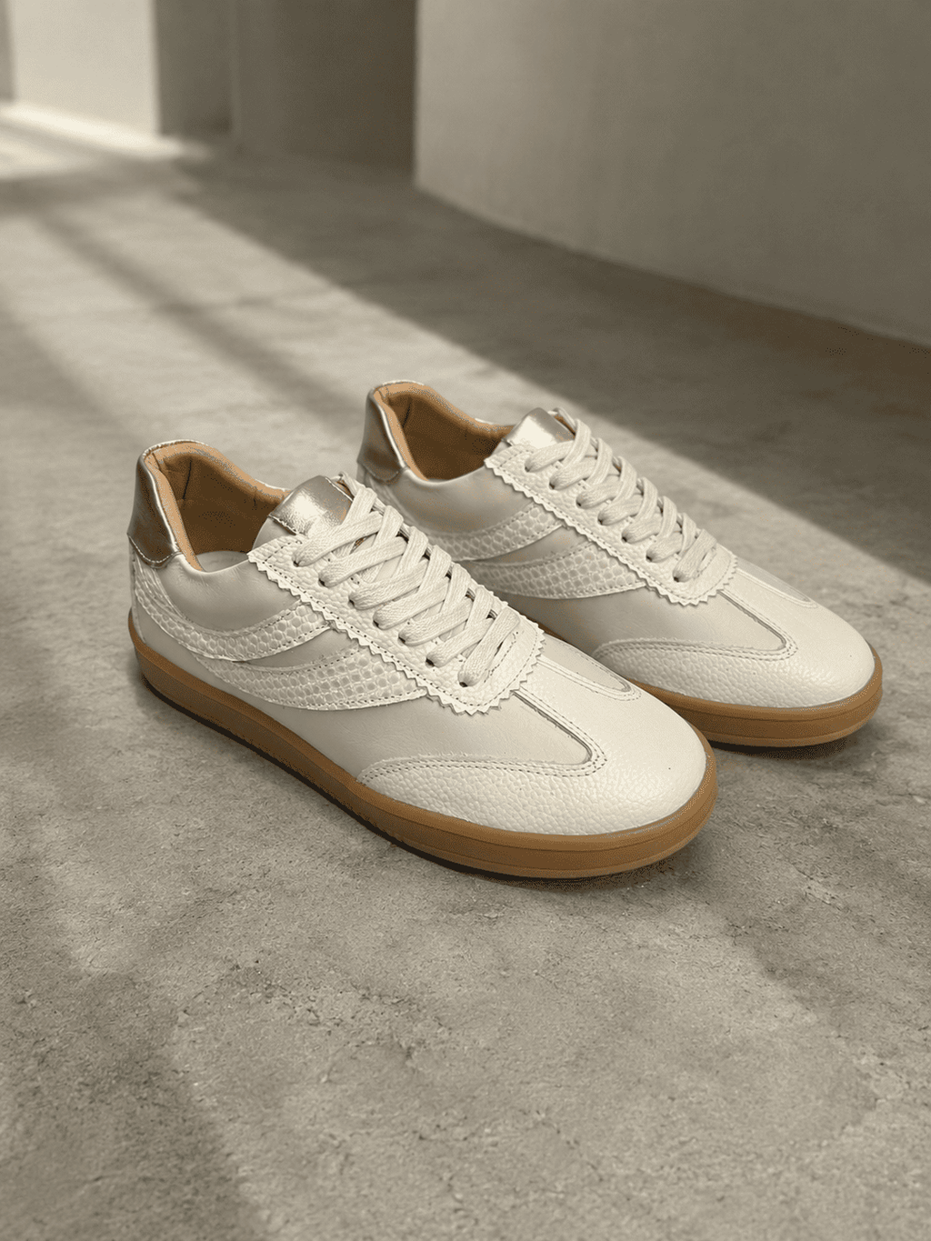 Tenis en Cuero Talco para Dama Cosmos Bont