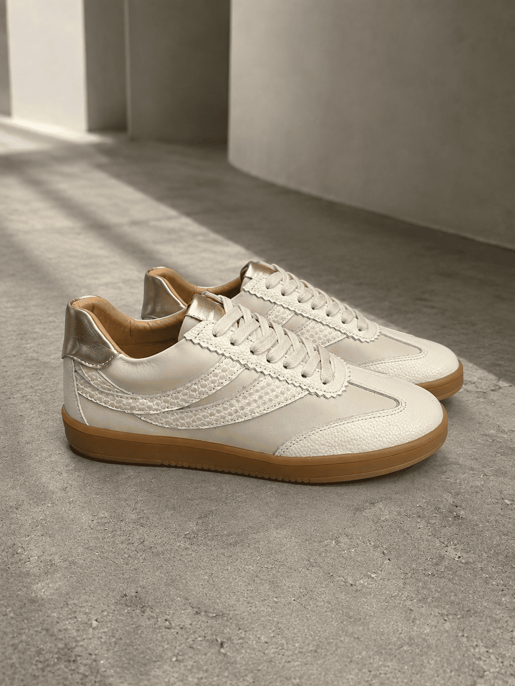 Tenis en Cuero Talco para Dama Cosmos Bont