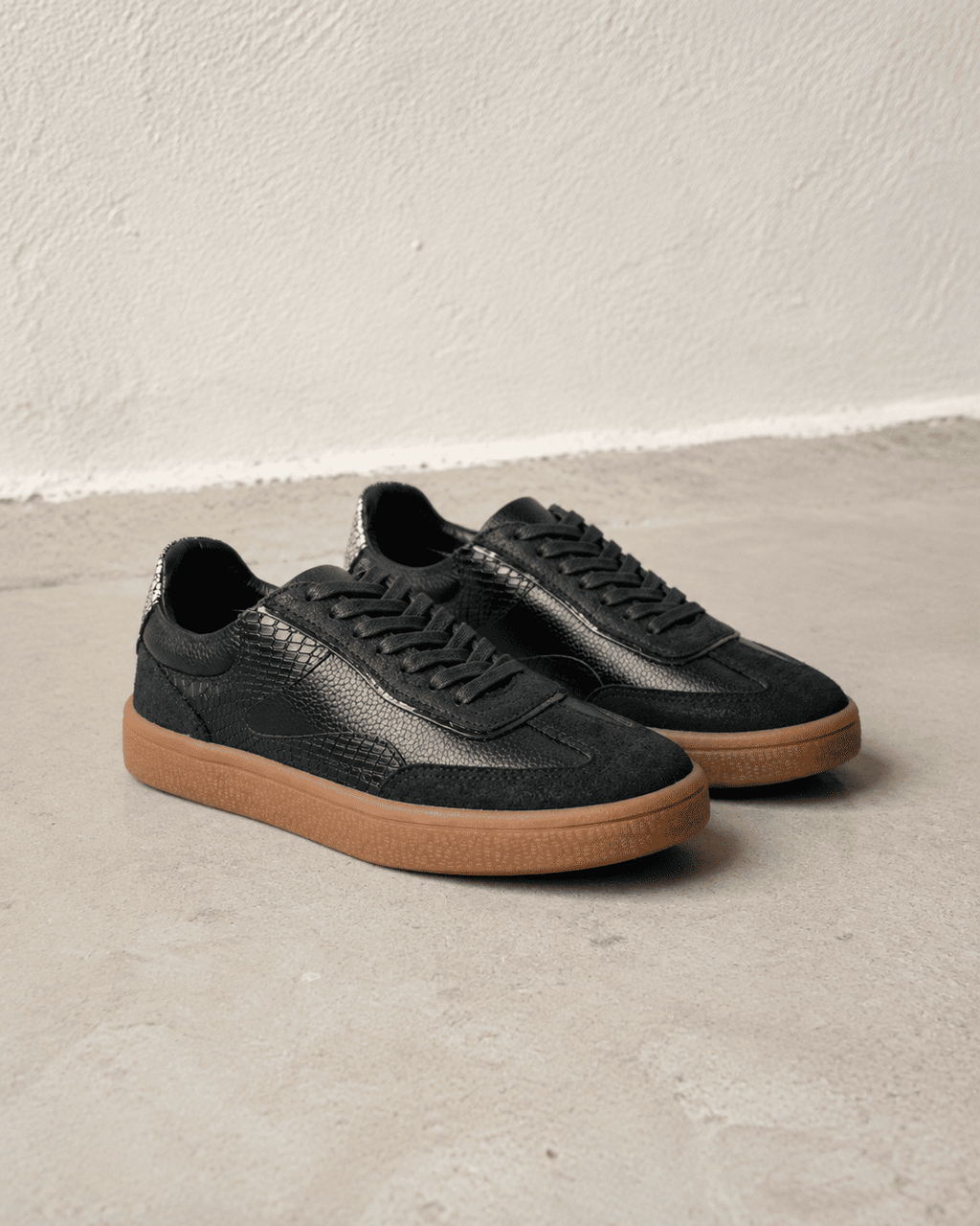 Tenis en Cuero Negro para Dama Olivia Bont