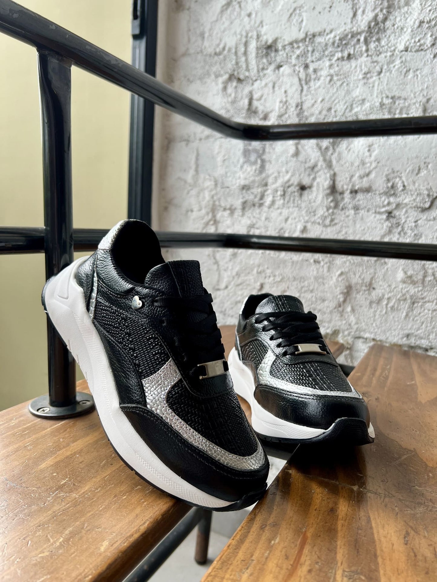 Tenis Negro Mujer en Cuero Bont Baru