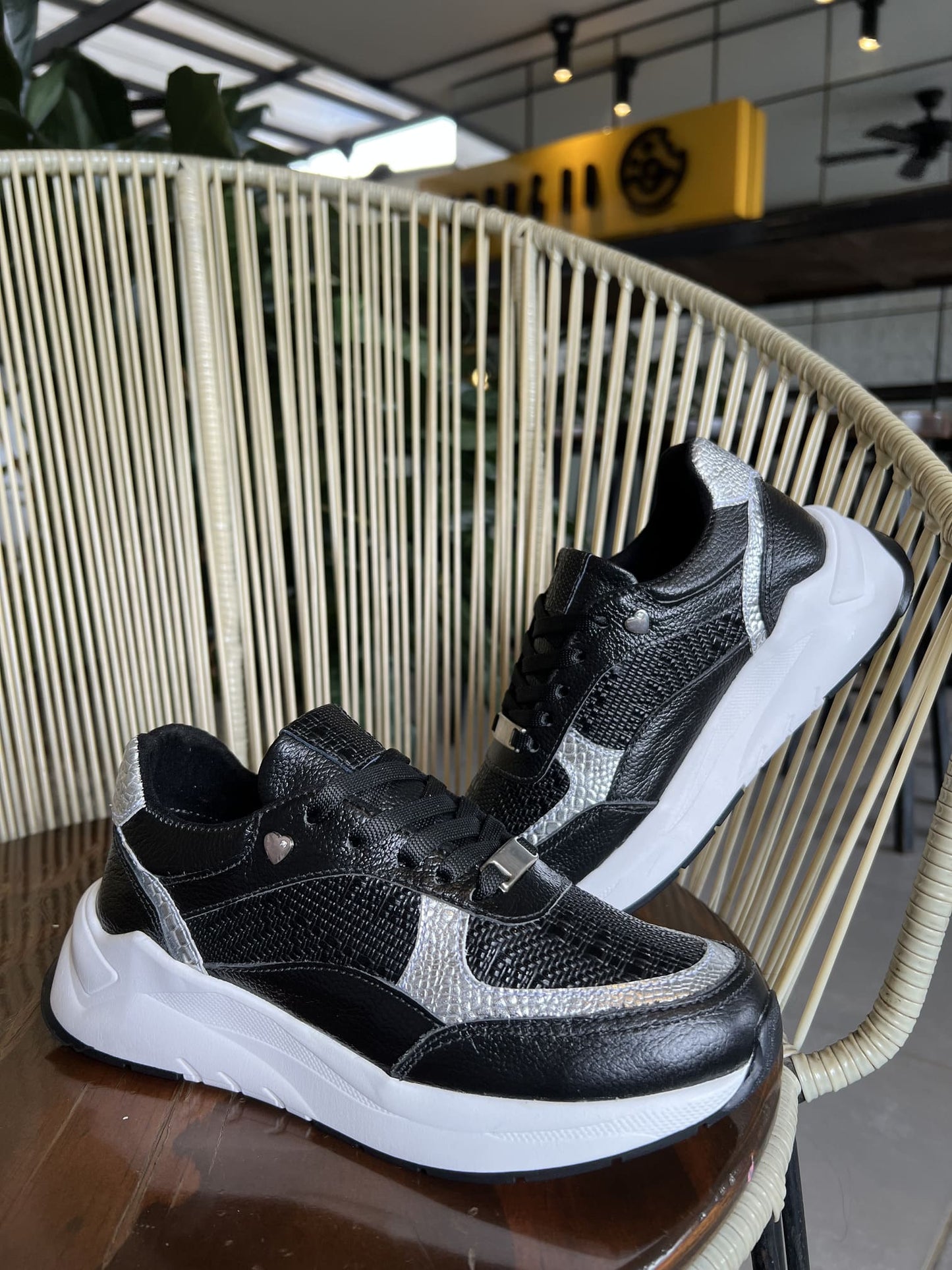 Tenis Negro Mujer en Cuero Bont Baru